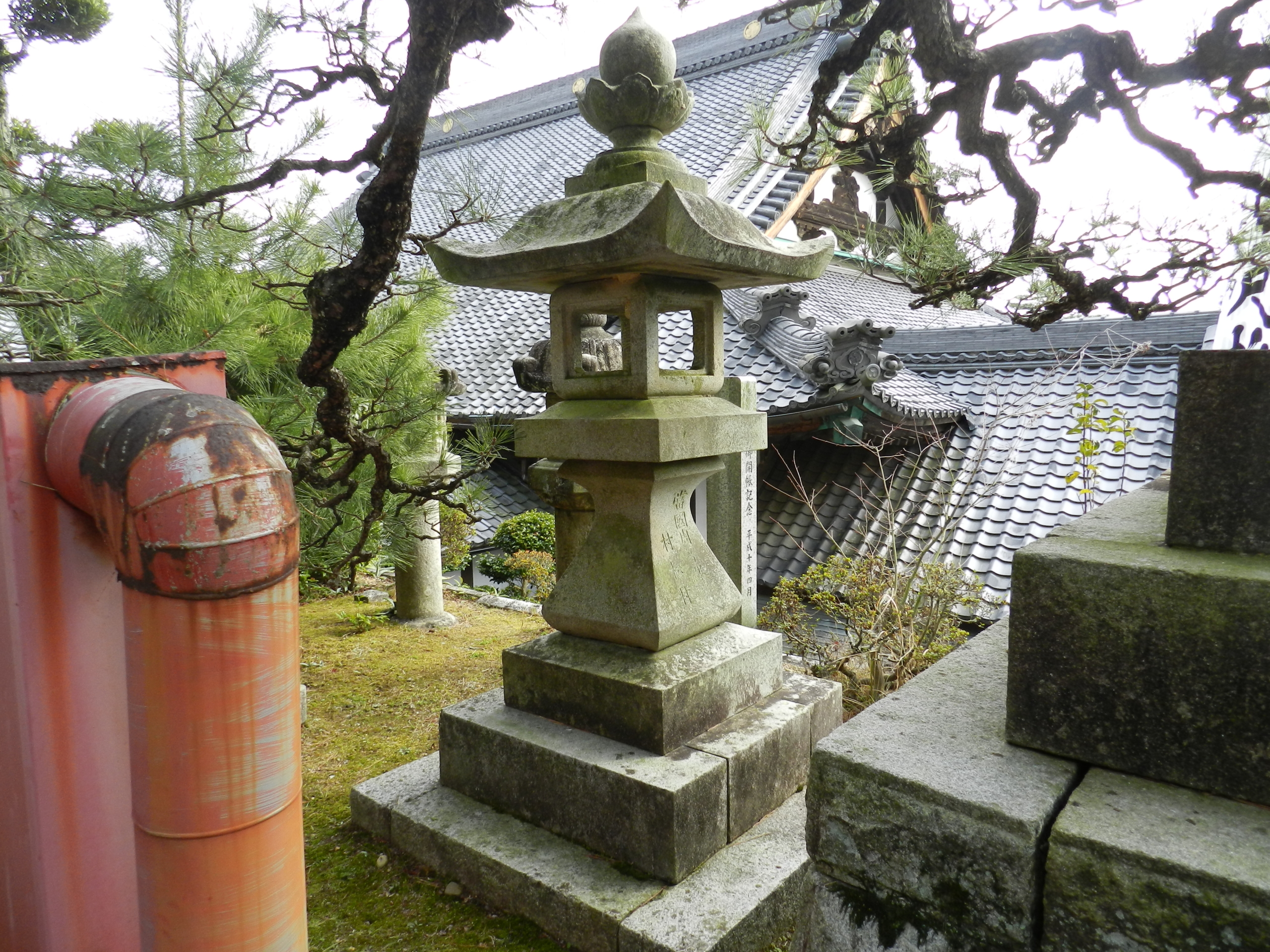 御真殿前の常夜燈