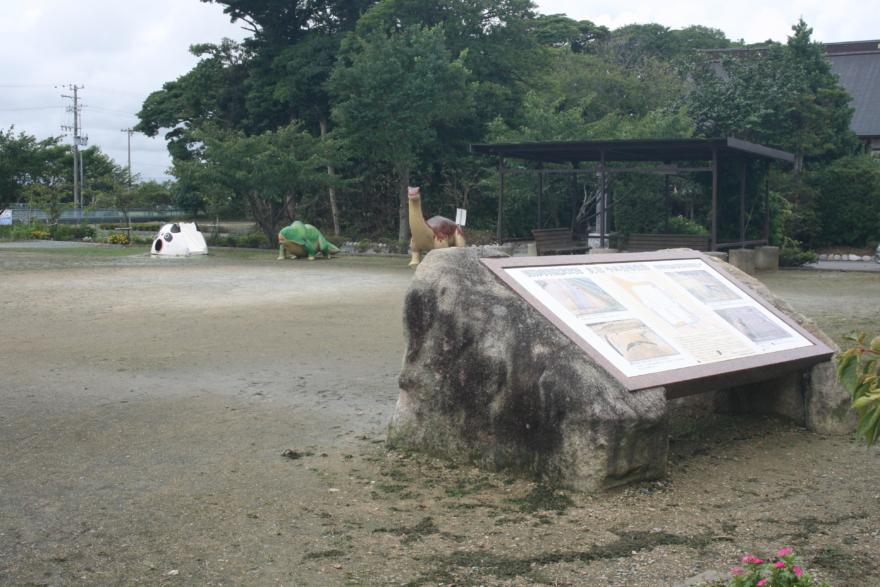 十二所居館